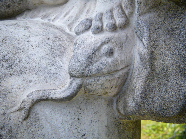 Frauengräber und weibliche Symbole der Begräbniskultur