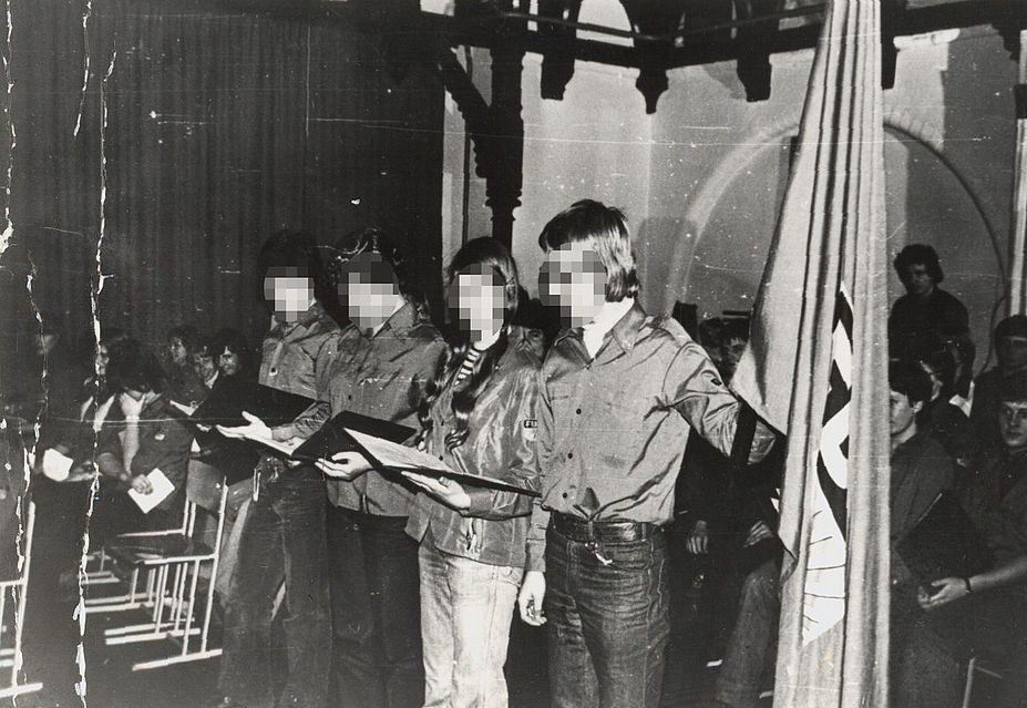 Erzogen, gesteuert, bekämpft. Wie die Stasi Jugend-Biografie