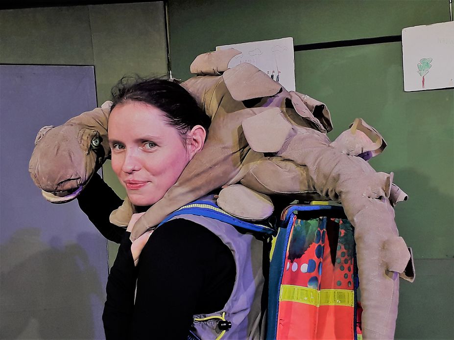Herr Kluge und ein Dinosaurier in der Schule