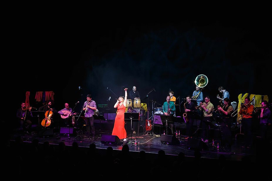 Banda Internationale feat. Bernadette La Hengst & Brecht