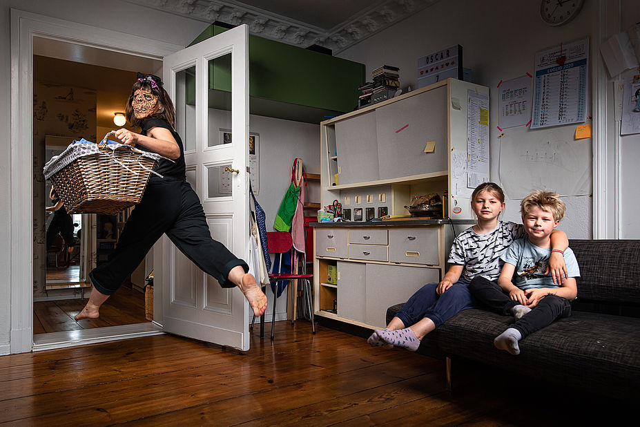 Familienporträt 2: FENSTER ZUM HOF
